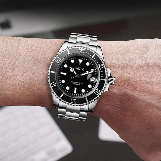 Magnifying Glass Calendar Mens Watch With A Steel Strap